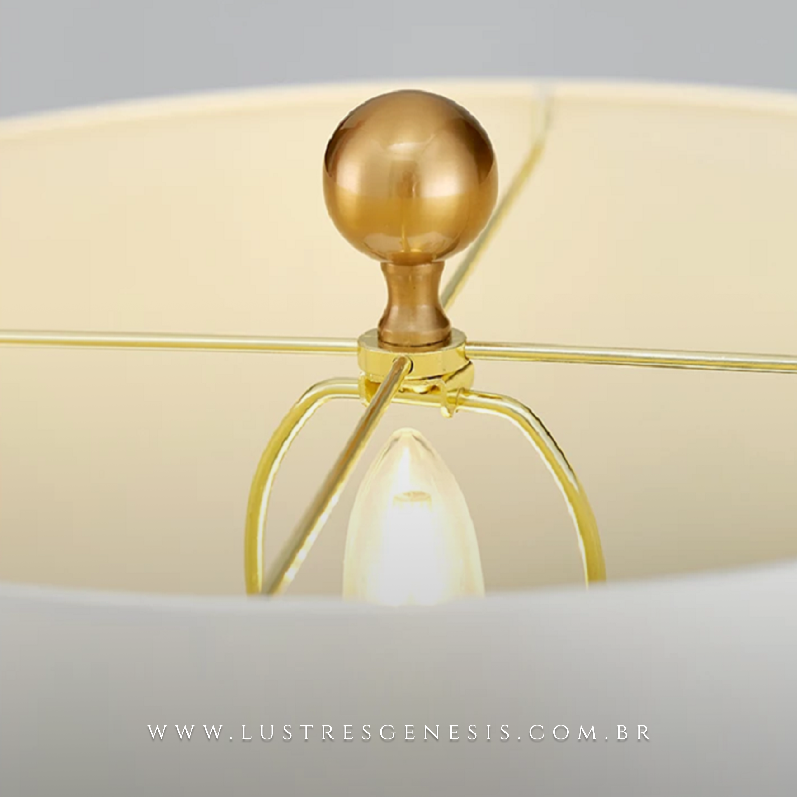 Abajur Selene de mesa com base geométrica em mármore branco e detalhes dourados, cúpula branca e acabamento luxuoso, ideal para quartos e escritórios.